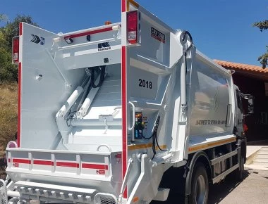 Μάχη για τη ζωή του δίνει δημοτικός υπάλληλος- Ανετράπη το απορριμματοφόρο που οδηγούσε στη χωματερή της Φυλής